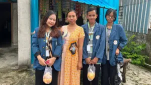 Dokumentasi bersama dengan salah satu UMKM Seblak Mbak E Desa Kalipang. (doc. pribadi/Tengku Abdillah Ayyub)