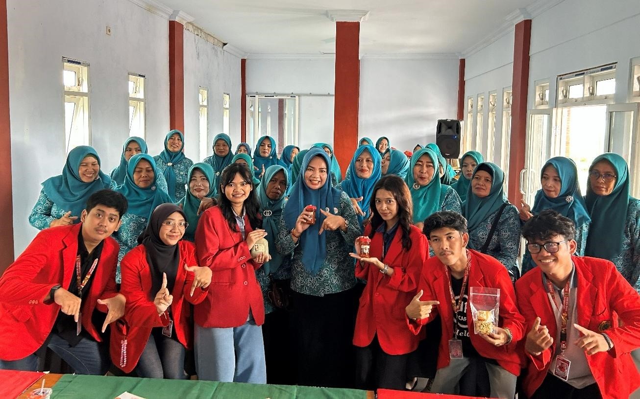 Dokumentasi bersama setelah pelaksanaan program pengabdian masyarakat berupa pelatihan pengolahan pete menjadi produk olahan bernilai jual di Balai Desa Kuripansari. (doc. pribadi)