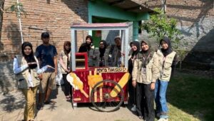 Dokumentasi hasil gerobak bersama pemilik UMKM. (doc. pribadi)