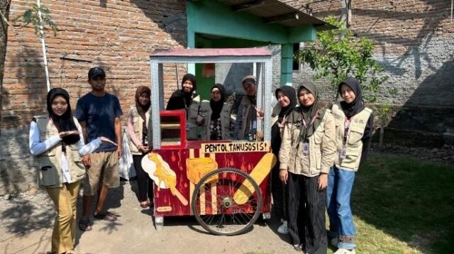 Dokumentasi hasil gerobak bersama pemilik UMKM. (doc. pribadi)