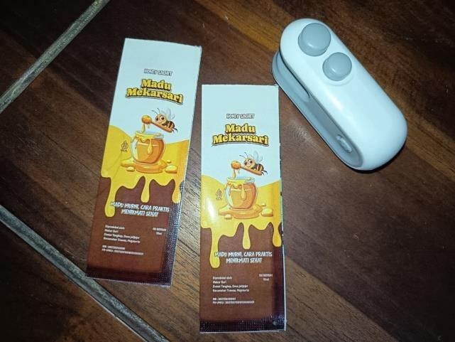 Foto Packaging Madu Sachet dan Alat Perekat Kemasan. (dok. pribadi)