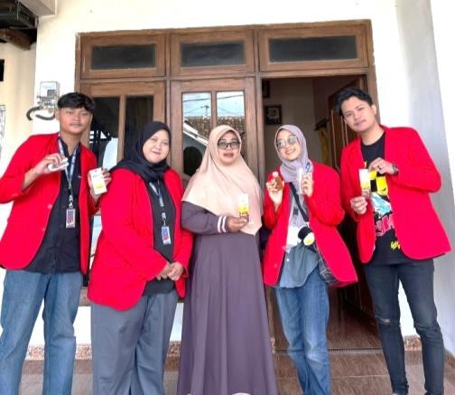 Foto Tim Sub Kelompok 3 KKN R-16 UNTAG Surabaya bersama pemilik UMKM Madu Mekarsari. (doc. pribadi)