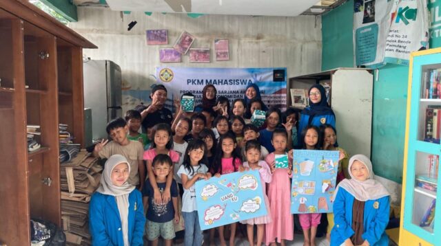 Foto bersama Dosen, Mahasiswa/i dan anak-anak Taman Baca PEKA. (doc. Pribadi)