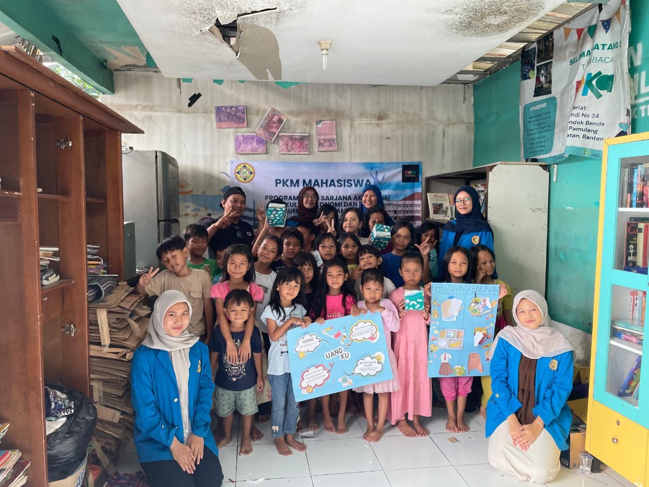 Foto bersama Dosen, Mahasiswa/i dan anak-anak Taman Baca PEKA. (doc. Pribadi)