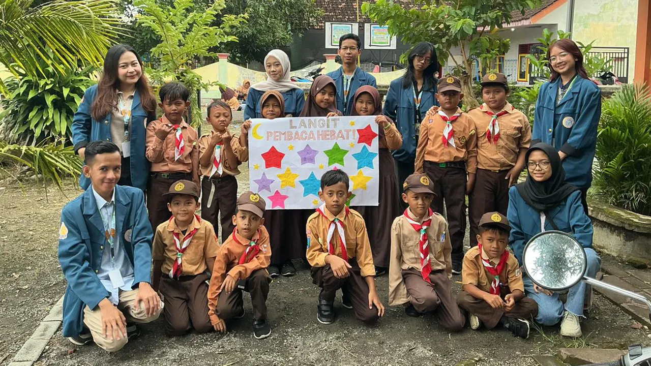 Foto bersama dengan siswa-siswi SDN Kalipang. (doc. pribadi/Putri Maulidiyah Wardani)