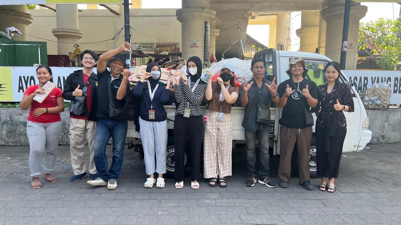 Foto bersama masyarakat setempat dan mahasiswa arsitektur Universitas Sebelas Maret usai mengambil sampah terpilah dari rumah warga, Sabtu (10/05/2025). (doc. tim dokumentasi mahasiswa arsitektur UNS)