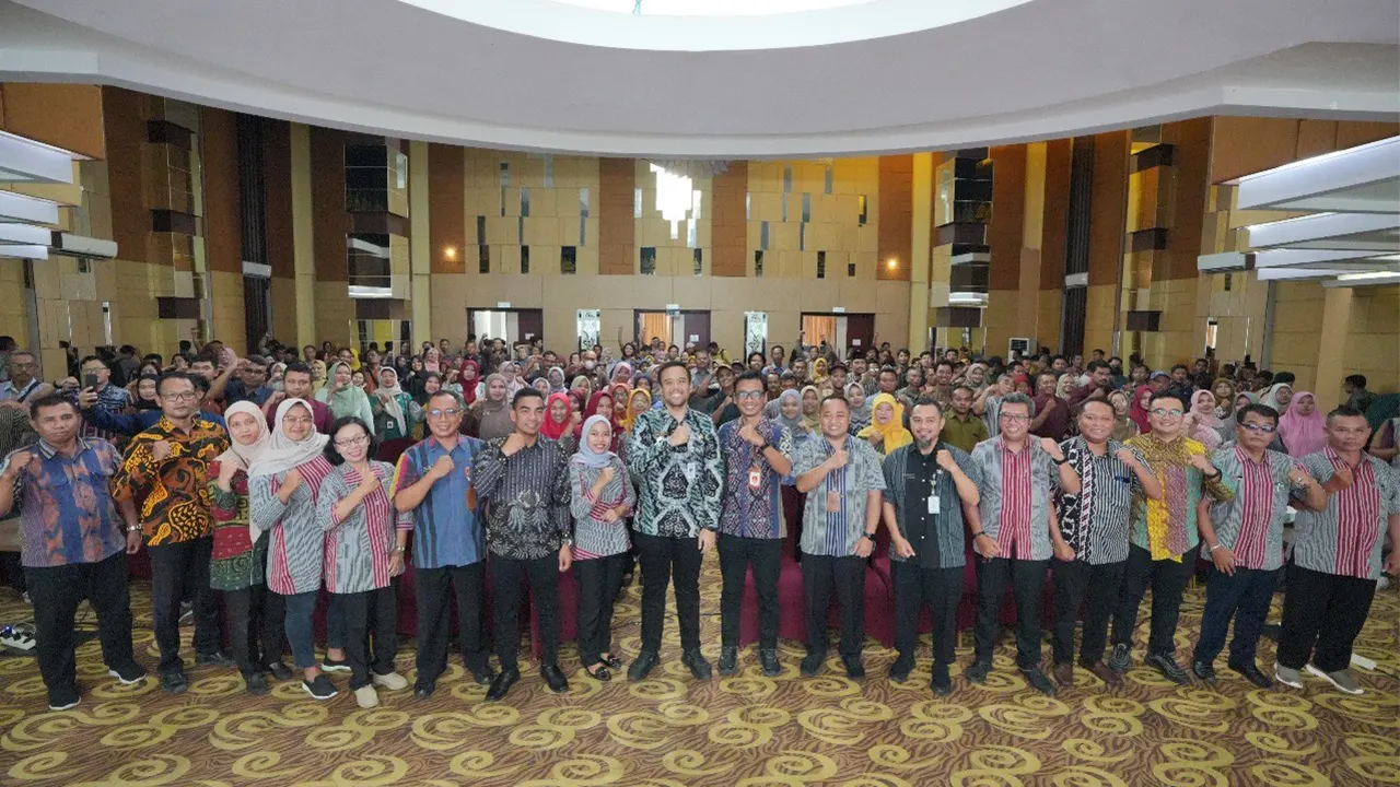 Foto bersama peserta Rapat TIm Koordinasi Penanggulangan Kemiskinan (TKPK) Desa dan Kelurahan se-Kabupaten Klaten, Kamis (25/09/2025). (doc. tim dokumentasi pemda klaten)