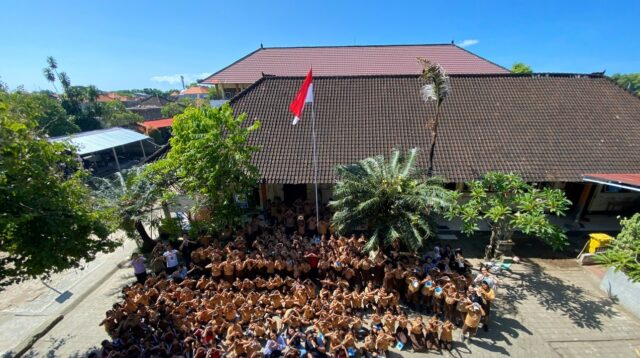 Foto bersama siswa SDN 3 Serangan, BYPW, dan mahasiswa arsitektur Universitas Sebelas Maret, Jumat (16/05/2025). (doc. tim dokumentasi BYPW)