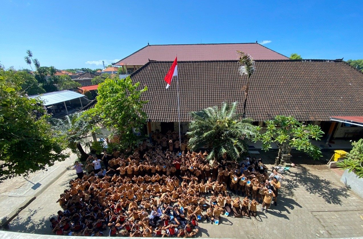 Foto bersama siswa SDN 3 Serangan, BYPW, dan mahasiswa arsitektur Universitas Sebelas Maret, Jumat (16/05/2025). (doc. tim dokumentasi BYPW)