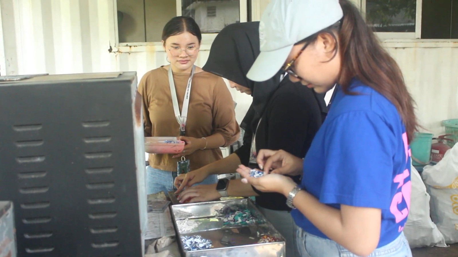 Kegiatan memilah sampah yang sudah dicacah bedasarkan warnanya oleh mahaswiswa Universitas Sebelas Maret di Angen Bali, Sabtu (10/05/2025). (doc. tim dokumentasi mahasiswa arsitektur UNS)