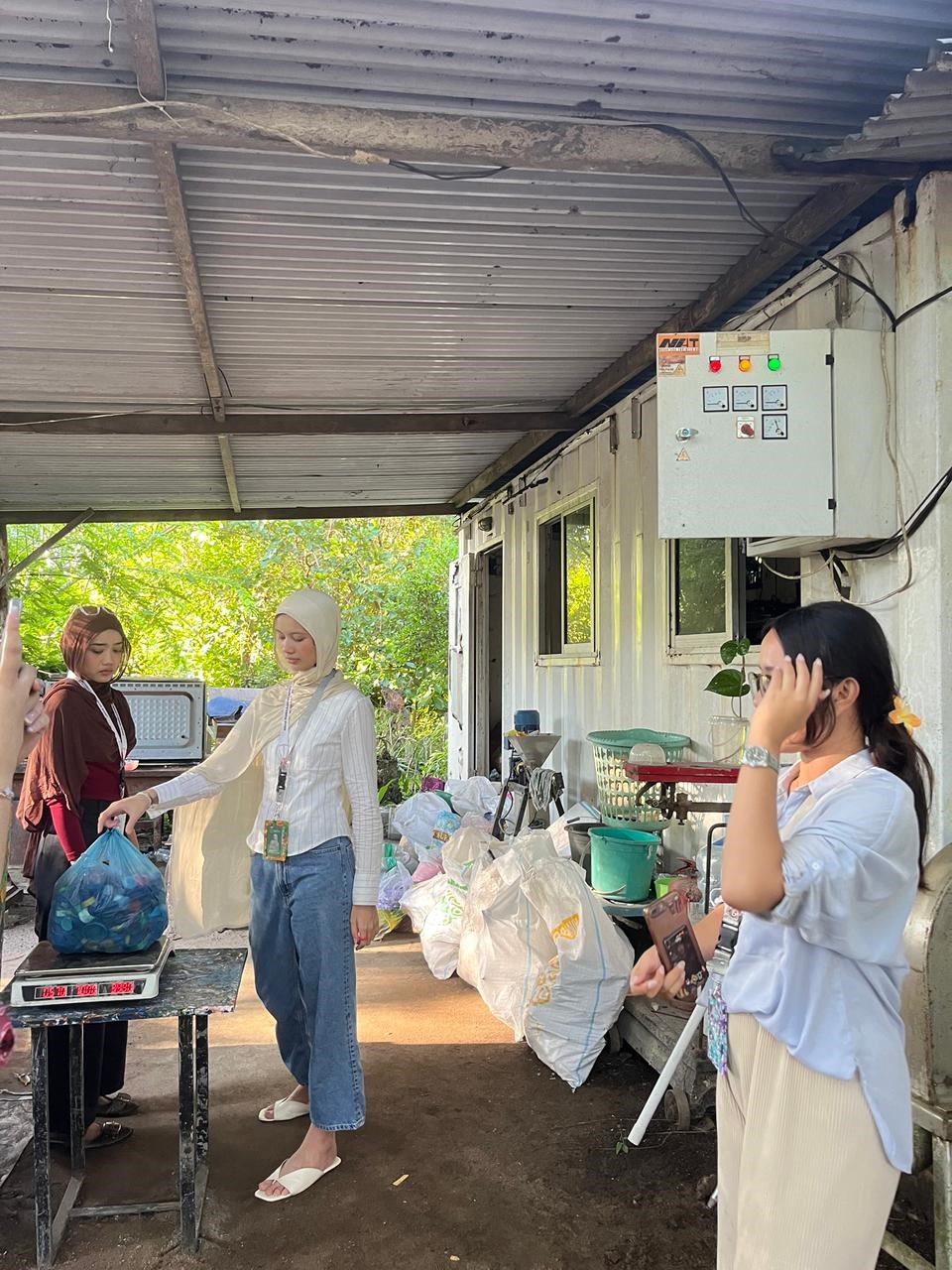 Kegiatan mengukur berat sampah yang sudah dipilah bedasarkan jenisnya oleh mahaswiswa Universitas Sebelas Maret di Angen Bali, Sabtu (10/05/2025). (doc. tim dokumentasi mahasiswa arsitektur UNS)
