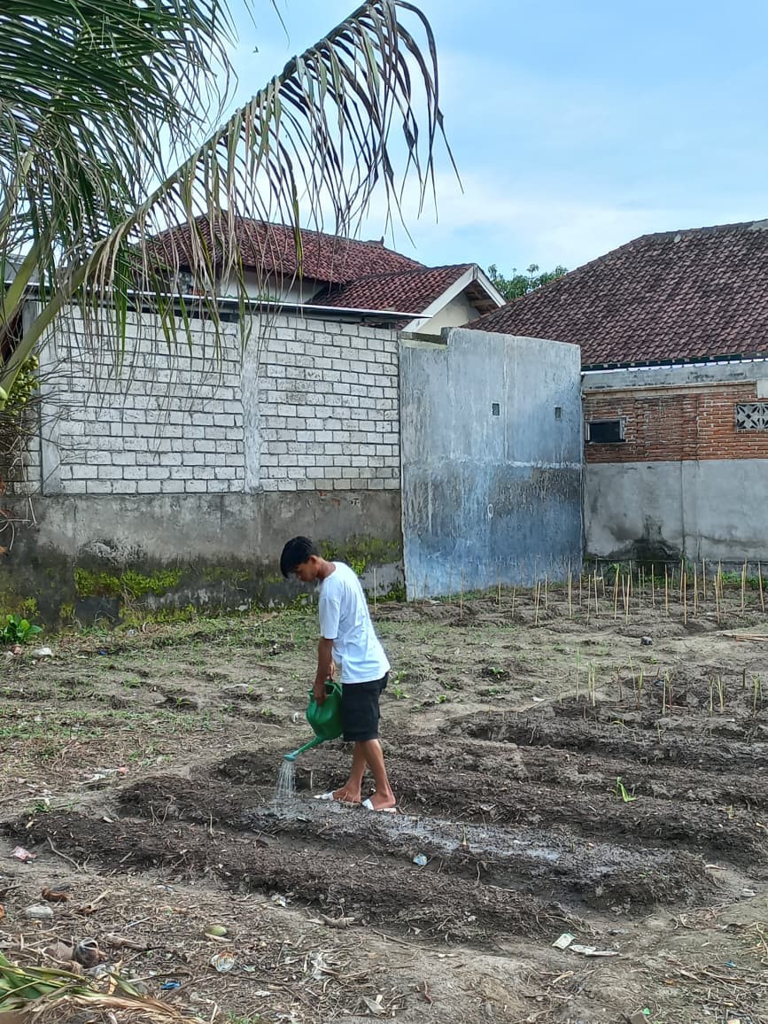 Kegiatan penyiraman tanaman. (doc. pribadi)