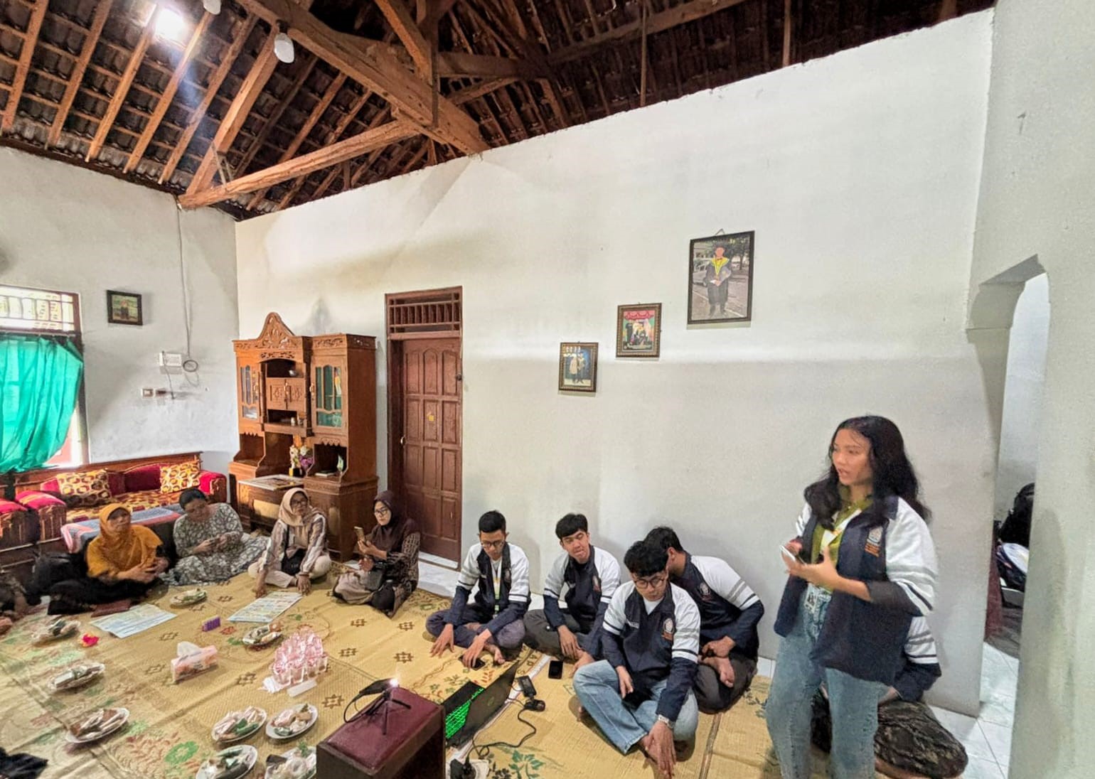 Mahasiswa KKN UNDIP saat memaparkan materi dalam edukasi lingkungan berbasis ruang sebagai upaya pencegahan penyakit DBD, ISPA, dan jamur. (doc. pribadi)