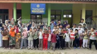 Mahasiswa Program Studi Pendidikan Agama Islam (PAI) Universitas Muhammadiyah Magelang (UNIMMA) berfoto bersama santri TPQ Al Amin Blondo di halaman Gedung PAUD Mentari Blondo, Kecamatan Mungkid, Kabupaten Magelang, usai pelaksanaan kegiatan pendampingan pembelajaran Al-Qur’an dan pembinaan keagamaan dalam rangka pengabdian kepada masyarakat. (doc. pribadi)