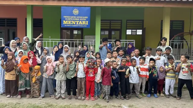 Mahasiswa Program Studi Pendidikan Agama Islam (PAI) Universitas Muhammadiyah Magelang (UNIMMA) berfoto bersama santri TPQ Al Amin Blondo di halaman Gedung PAUD Mentari Blondo, Kecamatan Mungkid, Kabupaten Magelang, usai pelaksanaan kegiatan pendampingan pembelajaran Al-Qur’an dan pembinaan keagamaan dalam rangka pengabdian kepada masyarakat. (doc. pribadi)
