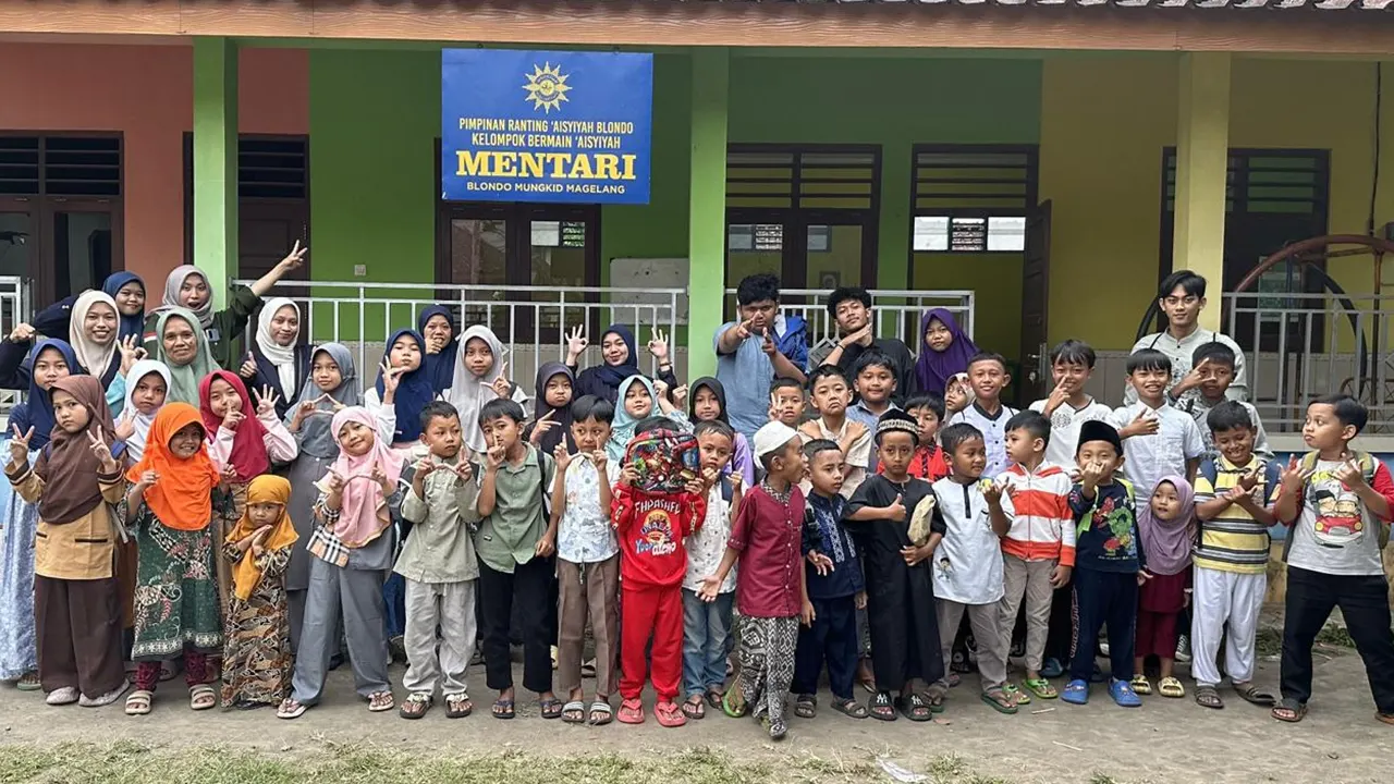Mahasiswa Program Studi Pendidikan Agama Islam (PAI) Universitas Muhammadiyah Magelang (UNIMMA) berfoto bersama santri TPQ Al Amin Blondo di halaman Gedung PAUD Mentari Blondo, Kecamatan Mungkid, Kabupaten Magelang, usai pelaksanaan kegiatan pendampingan pembelajaran Al-Qur’an dan pembinaan keagamaan dalam rangka pengabdian kepada masyarakat. (doc. pribadi)