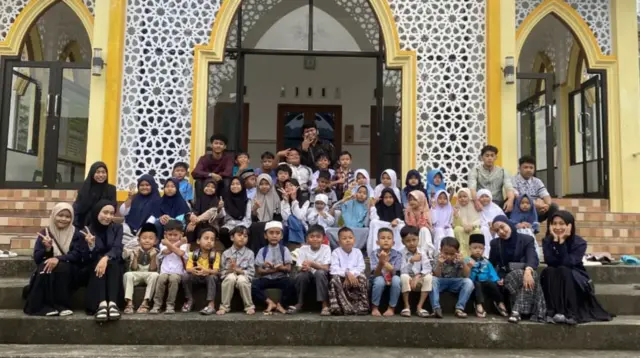 Mahasiswa Program Studi Pendidikan Agama Islam (PAI) Universitas Muhammadiyah Magelang (UNIMMA) bersama santri TPQ Al Amin Blondo berfoto bersama seusai kegiatan peringatan Tahun Baru Islam 1 Muharram 1447 Hijriah yang digelar melalui skema penyetaraan Kuliah Kerja Nyata (KKN), di Magelang. (doc. pribadi)