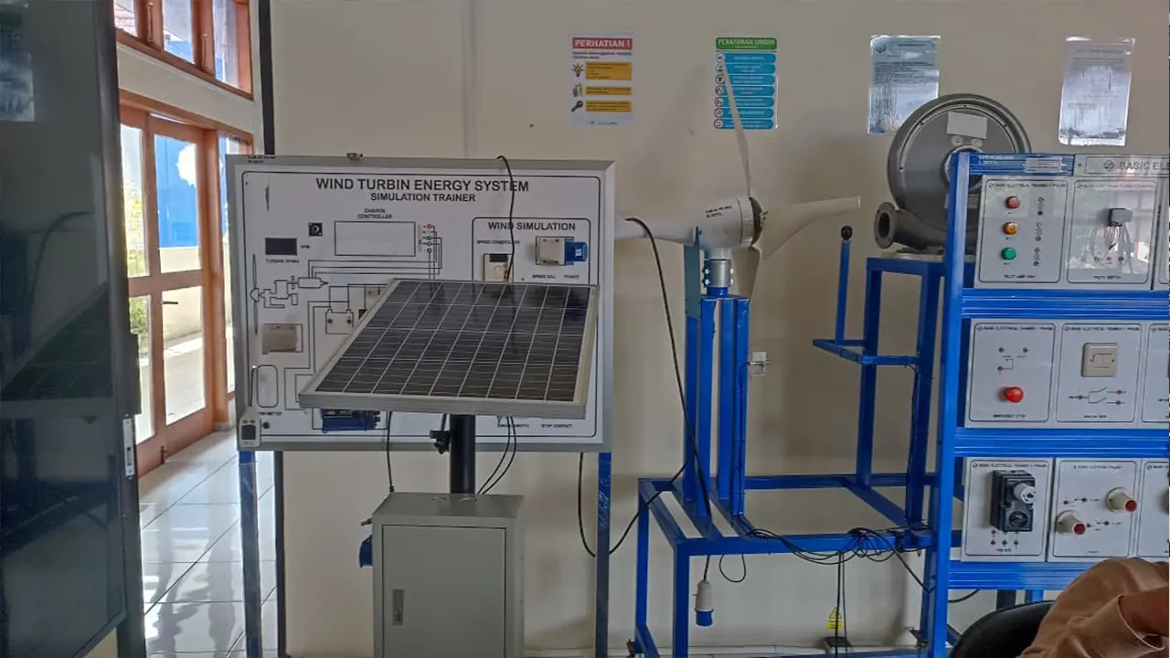 Perangkat pembangkit listrik hybrid PLTS–PLTB yang dikembangkan mahasiswa Teknik Elektro UNS sebagai bagian dari Program Hibah Pembelajaran Berdampak 2025, dilengkapi sistem monitoring dan kontrol untuk mendukung pembelajaran berbasis proyek (19/10/2025). (doc. pribadi)