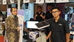 Mahasiswa Teknik Elektro UNS memperkenalkan prototipe pembangkit listrik hybrid PLTS–PLTB hasil pengembangan dalam Program Hibah Pembelajaran Berdampak 2025 pada pameran elsemar (2-3/12/2025). (doc. pribadi)