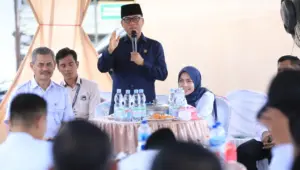 Menteri Desa dan Pembangunan Daerah Tertinggal (Mendes PDT) Yandri Susanto menyampaikan arahan saat kunjungan kerja di Kabupaten Serang, Rabu (28/1/2026). Kunjungan ini menegaskan komitmen penguatan ekonomi desa melalui kolaborasi program Makan Bergizi Gratis (MBG), pengembangan Desa Tematik, serta pelibatan aktif pemerintah daerah dan masyarakat setempat. (doc. Humas Kemendes PDT)
