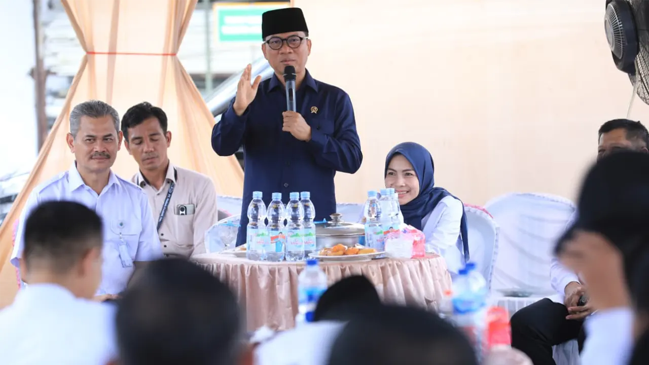 Menteri Desa dan Pembangunan Daerah Tertinggal (Mendes PDT) Yandri Susanto menyampaikan arahan saat kunjungan kerja di Kabupaten Serang, Rabu (28/1/2026). Kunjungan ini menegaskan komitmen penguatan ekonomi desa melalui kolaborasi program Makan Bergizi Gratis (MBG), pengembangan Desa Tematik, serta pelibatan aktif pemerintah daerah dan masyarakat setempat. (doc. Humas Kemendes PDT)