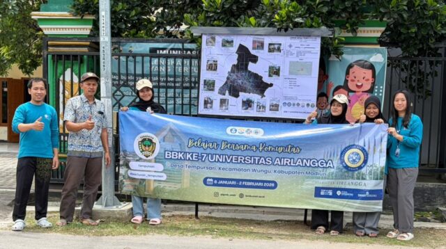 Pemasangan banner peta potensi UMKM Desa Tempursari. (doc. pribadi)