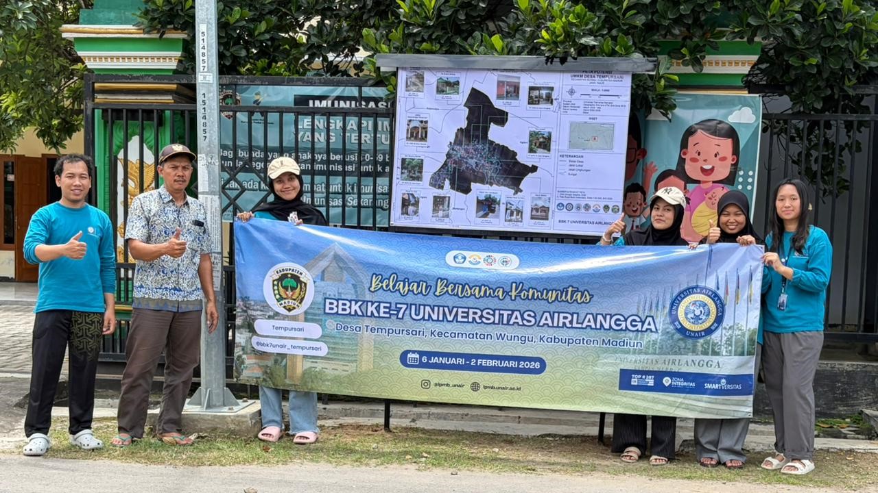 Pemasangan banner peta potensi UMKM Desa Tempursari. (doc. pribadi)