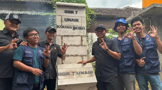 Penyerahan insinerator ke desa secara simbolis. (doc. pribadi)