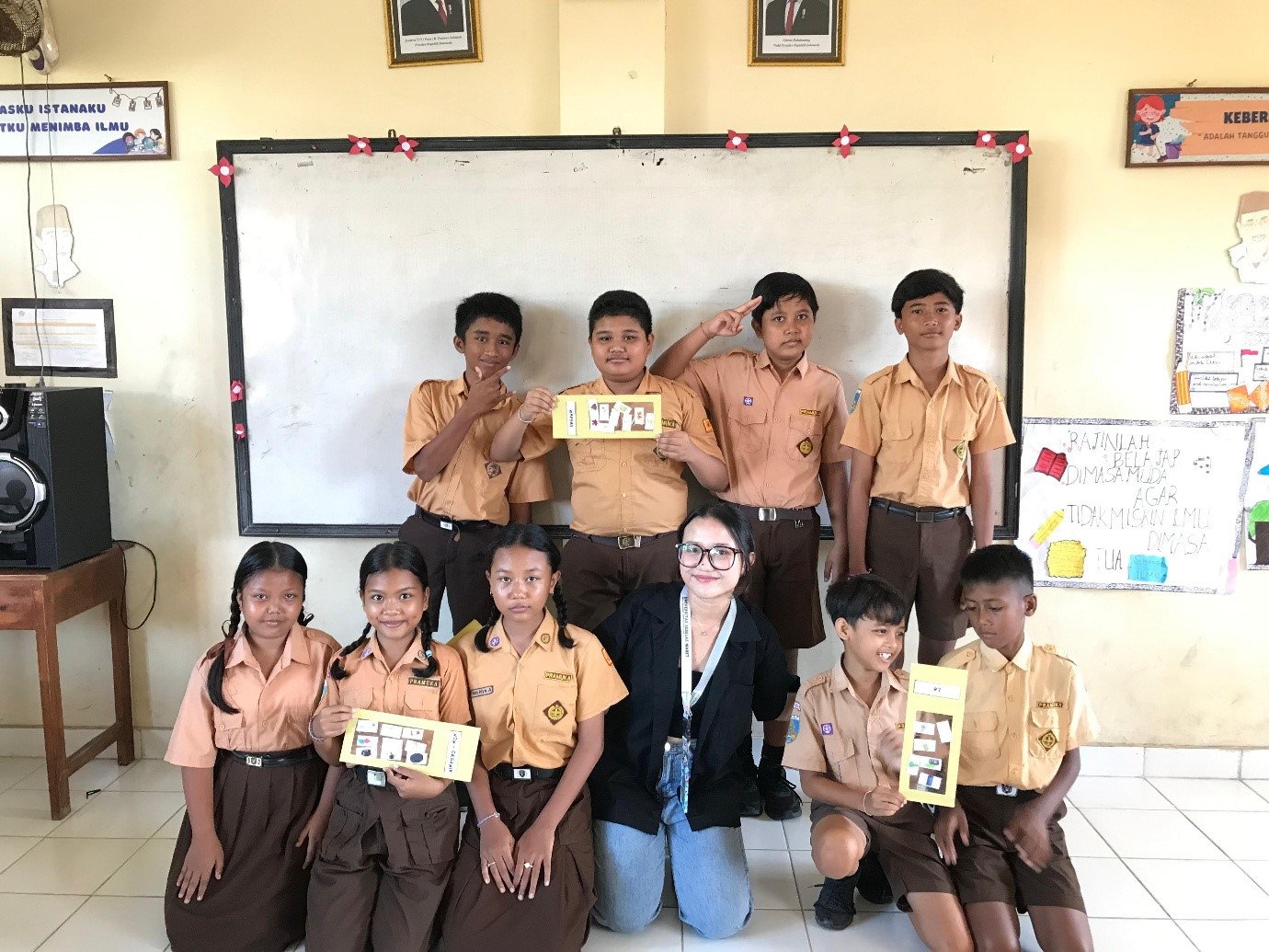 Permainan memilah sampah di SDN 3 Serangan, Jumat (16/05/2025). (doc. tim dokumentasi mahasiswa arsitektur UNS)