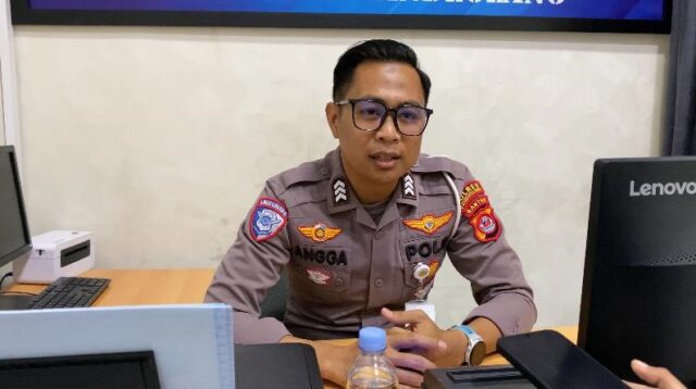 Porles Pandeglang menjelaskan proses pembuatan SIM untuk masyarakat Pandeglang. (doc. Pribadi/Ine Fitrianingsih)