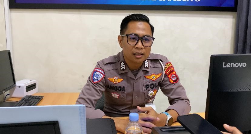 Porles Pandeglang menjelaskan proses pembuatan SIM untuk masyarakat Pandeglang. (doc. Pribadi/Ine Fitrianingsih)