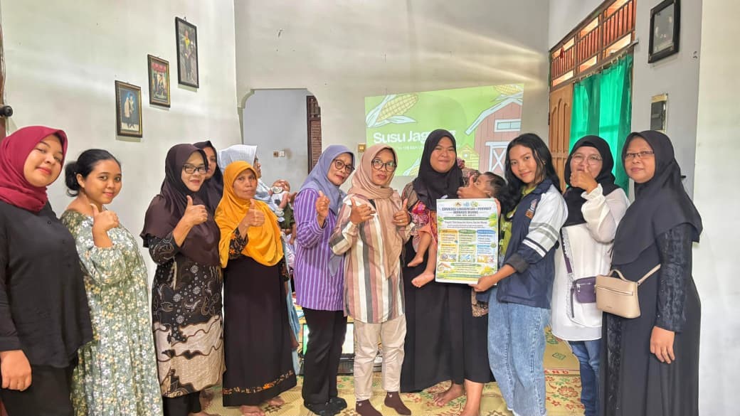 Sesi foto bersama mahasiswa KKN UNDIP dengan para peserta edukasi lingkungan berbasis ruang sebagai upaya pencegahan penyakit DBD, ISPA, dan jamur. (doc. pribadi)