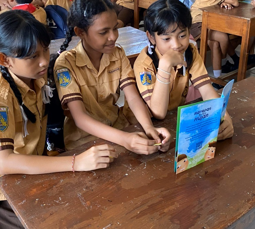 Storytelling di SDN 3 Serangan, Jumat (16/05/2025). (doc. tim dokumentasi mahasiswa arsitektur UNS)
