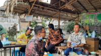 Suasana UMKM di area foodcourt Kebun Markisa Blunyahrejo yang ramai dikunjungi warga. (doc. pribadi)