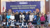 Para peserta dan narasumber berfoto bersama usai kegiatan sosialisasi pemberdayaan UMKM Kelurahan Bejen yang membahas digitalisasi dan literasi keuangan di Aula Kecamatan Karanganyar, Kamis (4/12/2025). (doc. pribadi)