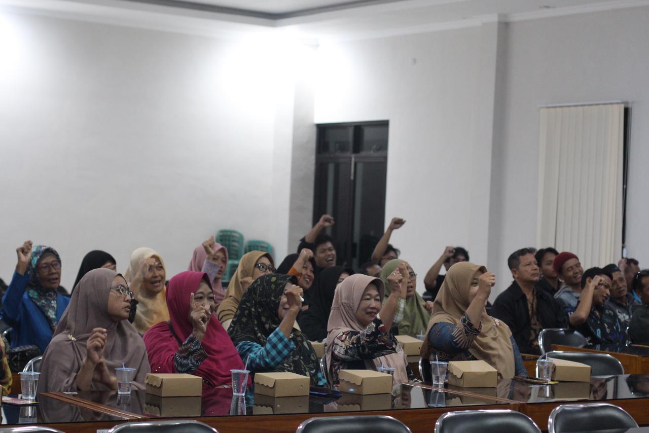 Peserta sosialisasi tampak antusias mengikuti rangkaian materi dengan mengangkat tangan menjawab pertanyaan narasumber pada kegiatan penguatan digitalisasi dan literasi keuangan bagi pelaku UMKM di Aula Kecamatan Karanganyar, Desa Bejen, Karanganyar, Kamis (4/12/2025). (doc. pribadi)