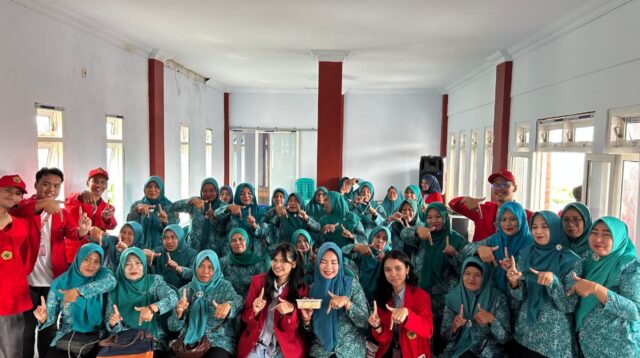 Dokumentasi bersama setelah pelaksanaan program pengolahan pare menjadi produk makanan. (doc. pribadi)