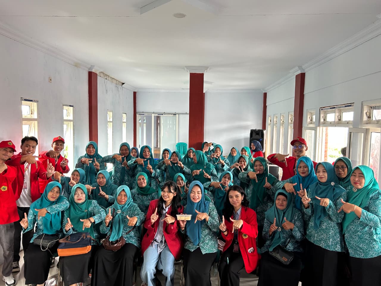 Dokumentasi bersama setelah pelaksanaan program pengolahan pare menjadi produk makanan. (doc. pribadi)