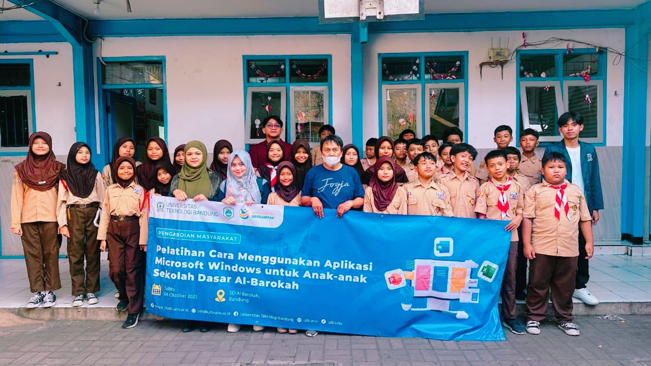 Foto kegiatan pelatihan cara menggunakan aplikasi microsoft windows untuk anak-anak SD Al-Barokah dalam kegiatan Pengabdian Masyarakat di SD Al-Barokah Bandung. (doc. pribadi)