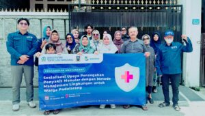 Foto Kegiatan Sosialisasi Upaya Pencegahan Penyakit Menular dengan Metode Manajemen Lingkungan untuk Warga Padalarang dalam Kegiatan Pengabdian Masyarakat di Pondok Padalarang Indah (PPI). (doc. pribadi)