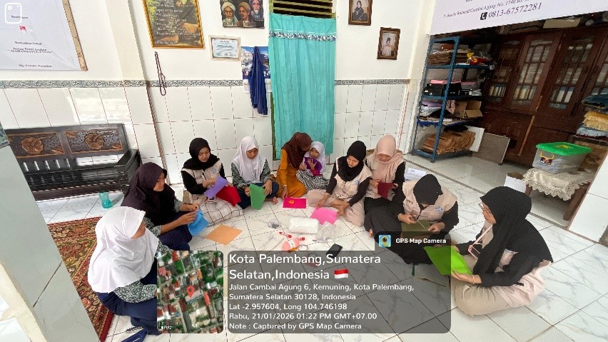Anak-anak Panti Asuhan Yatim Piatu Mahabbatul Ummi, Palembang, mengikuti pelatihan menjahit kain panel menjadi boneka gantungan kunci yang dibimbing mahasiswa KKN Rekognisi 84A Kelompok 46 UIN Raden Fatah Palembang, Rabu (21/1/2026). (doc. pribadi)