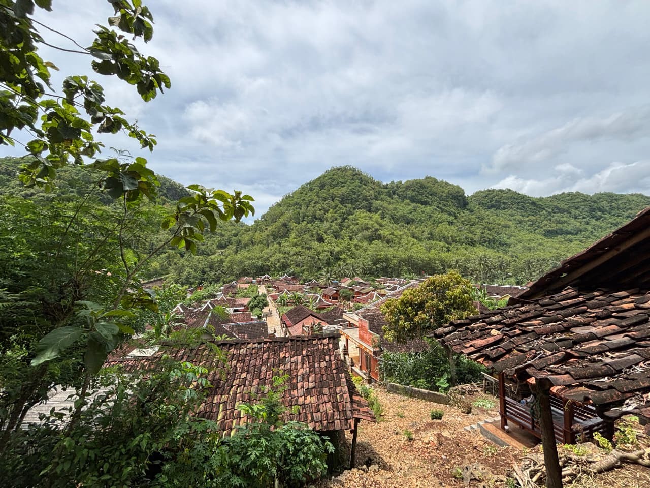 Hamparan rumah beratap genting di Desa Wotawati tampak memadati lembah yang dikelilingi perbukitan hijau. Lanskap khas ini memperlihatkan posisi permukiman yang berada di cekungan, sehingga matahari datang lebih lambat dan senja turun lebih cepat, menjadi daya tarik utama desa wisata di Gunungkidul ini. (doc. pribadi)