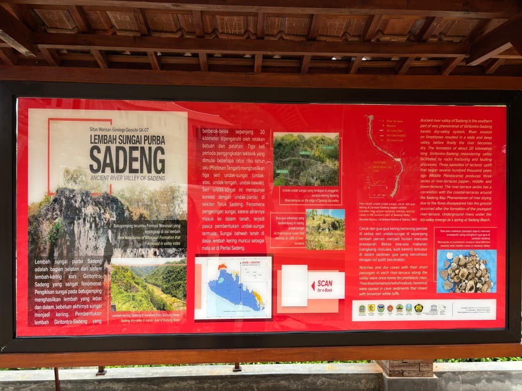 Papan informasi geosite Lembah Sungai Purba Sadeng di kawasan karst Gunungkidul menampilkan jejak aliran Bengawan Solo Purba sekaligus edukasi geologi bagi pengunjung. (doc. pribadi)