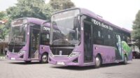 Dua unit bus listrik Trans Jogja terparkir saat uji coba operasional di Yogyakarta. (doc. pribadi)