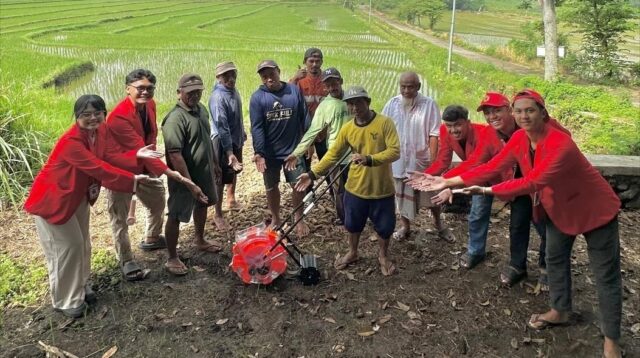 Mahasiswa Universitas 17 Agustus 1945 Surabaya bersama petani Desa Kuripansari, Kecamatan Pacet, Kabupaten Mojokerto, memperagakan alat penanam jagung hasil inovasi mahasiswa dalam kegiatan Pengabdian kepada Masyarakat. (doc. pribadi)