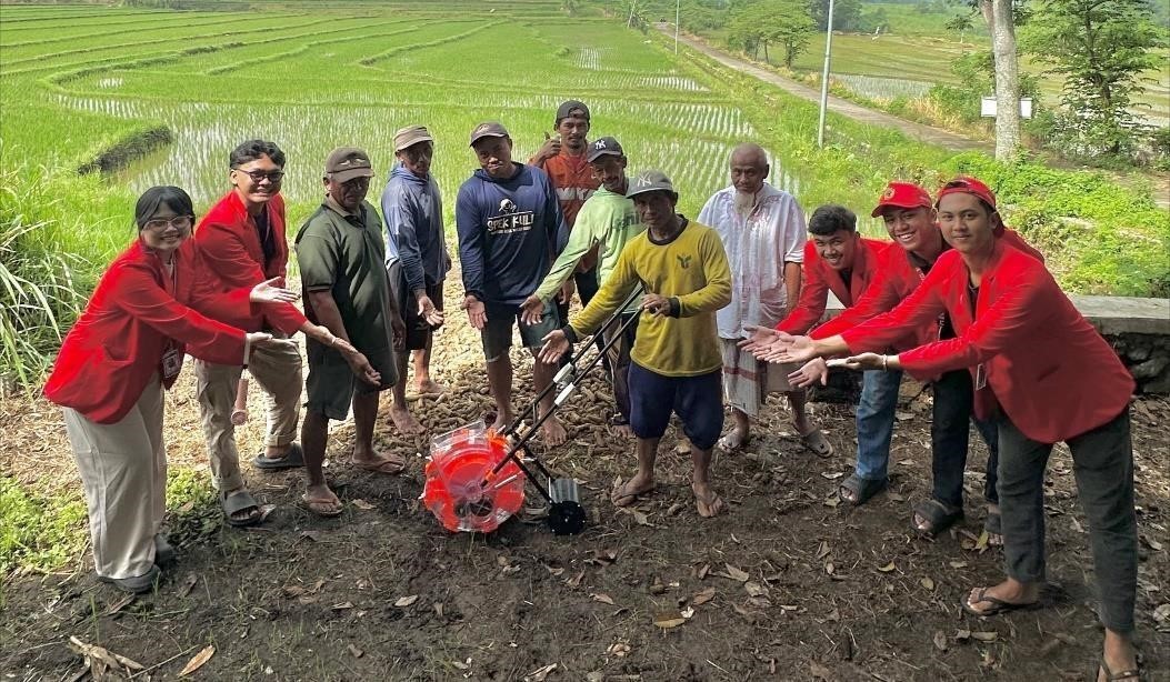 Mahasiswa Universitas 17 Agustus 1945 Surabaya bersama petani Desa Kuripansari, Kecamatan Pacet, Kabupaten Mojokerto, memperagakan alat penanam jagung hasil inovasi mahasiswa dalam kegiatan Pengabdian kepada Masyarakat. (doc. pribadi)