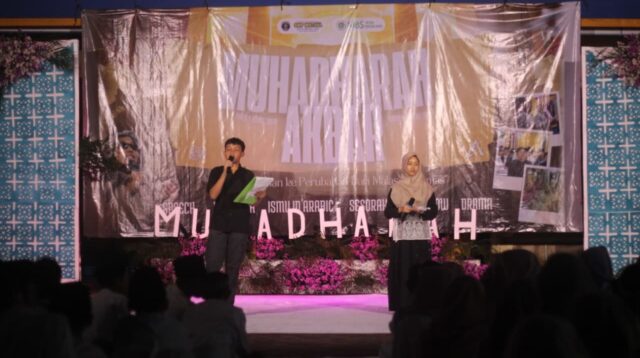 Santri MBS SMP Mutual Kota Magelang menampilkan khitobah dan seni dakwah dalam rangkaian Muhadharah Akbar 2025 yang digelar di halaman sekolah, Kamis malam (18/12/2025), sebagai ajang pembinaan karakter, kepercayaan diri, dan kemampuan public speaking santri. (doc. pribadi)