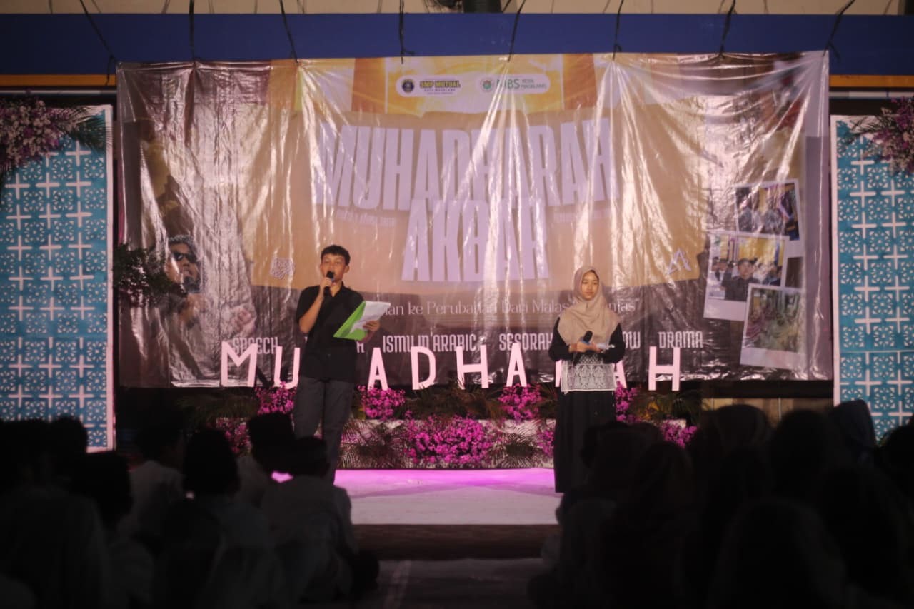 Santri MBS SMP Mutual Kota Magelang menampilkan khitobah dan seni dakwah dalam rangkaian Muhadharah Akbar 2025 yang digelar di halaman sekolah, Kamis malam (18/12/2025), sebagai ajang pembinaan karakter, kepercayaan diri, dan kemampuan public speaking santri. (doc. pribadi)