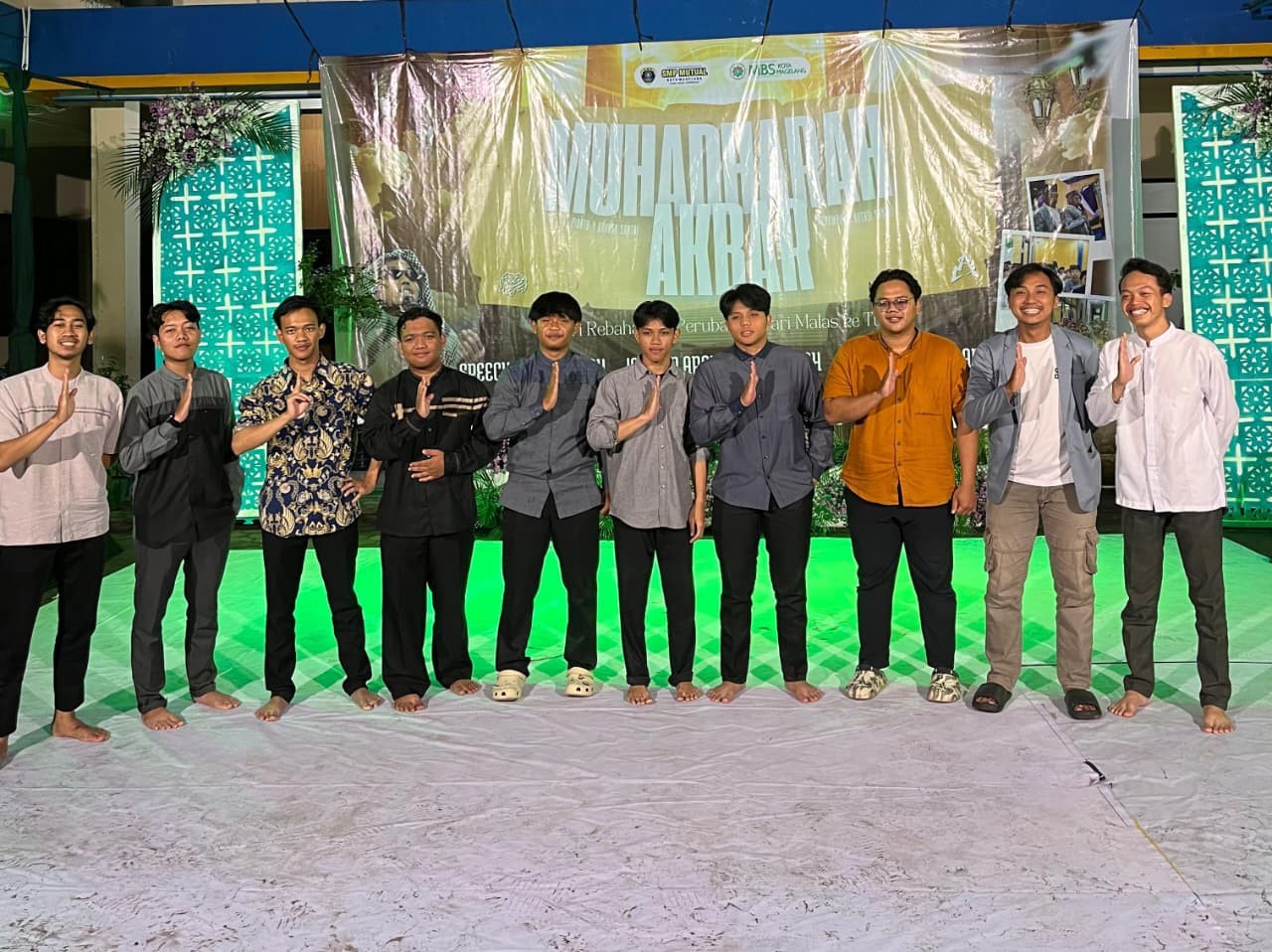 Pengurus musyrif mahasiswa PAI Universitas Muhammadiyah Magelang (Unimma) berfoto bersama usai mendampingi pelaksanaan Muhadharah Akbar MBS SMP Mutual Kota Magelang 2025, Kamis malam (18/12/2025), sebagai bentuk dukungan terhadap pembinaan karakter dan kepemimpinan santri. (doc. pribadi)