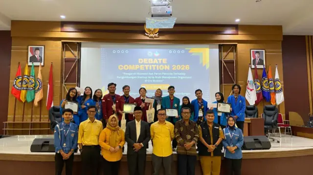 Potret para pemenang dalam debat kompetisi 2026 yang diselenggarakan oleh Himpunan Mahasiswa Manajemen (HIMANAJ) UNIBA. (doc. HIMANAJ UNIBA)